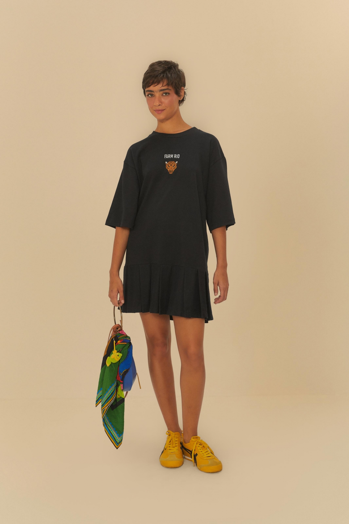 VESTIDO CURTO PREGAS PREGAS BORDADO PRETO