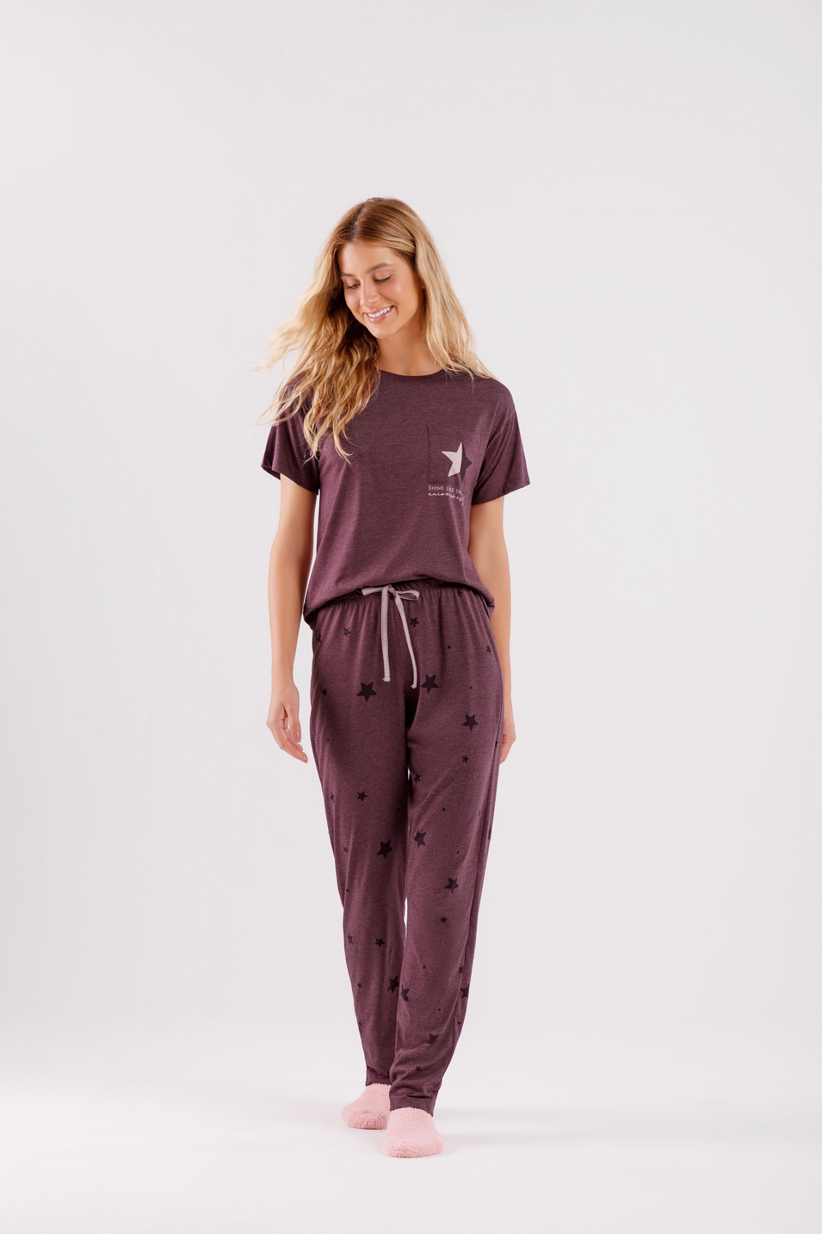 PIJAMA FEMININO MANGA CURTA E CALÇA ESTRELAS VINHO - COR COM AMOR