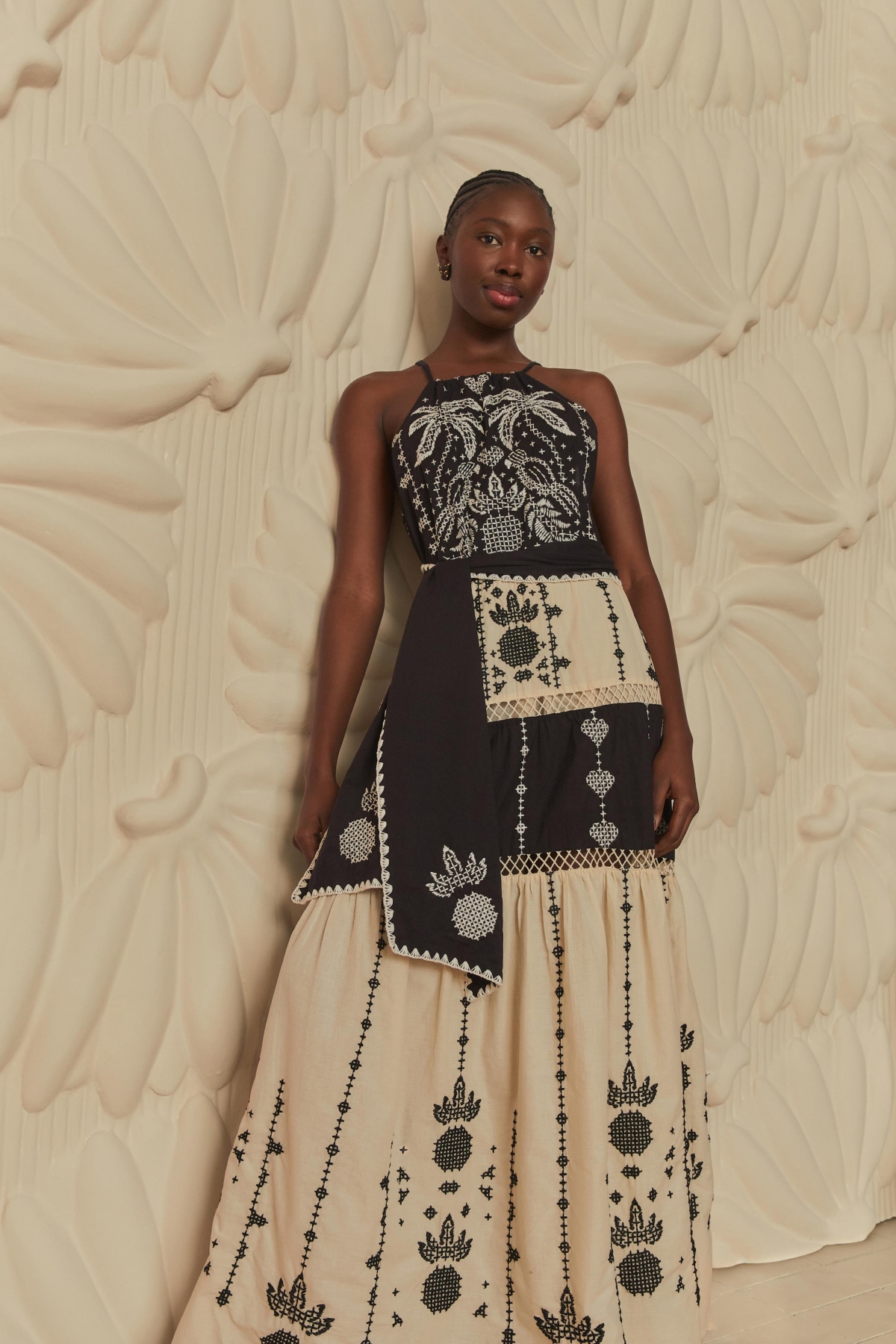 VESTIDO BORDADO TAPETE DE ARARA