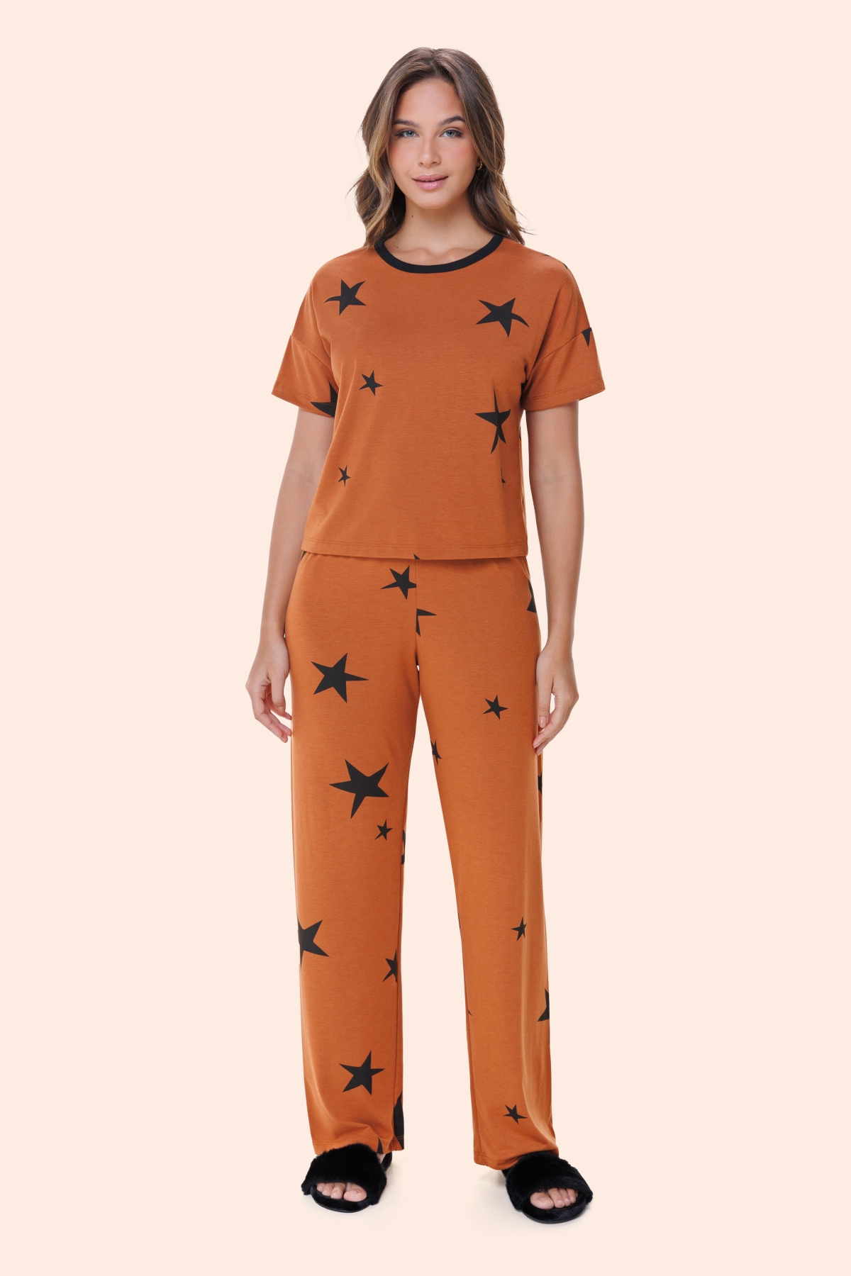 PIJAMA FEMININO MANGA CURTA COM CALÇA MARROM ESTRELAS - BOCEJINHO