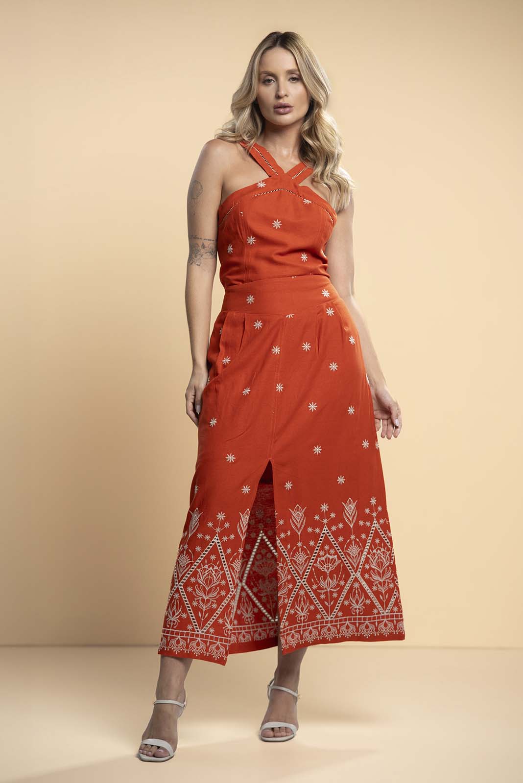 Conjunto de Saia Longa e Cropped Cavado Bordado Laranja 