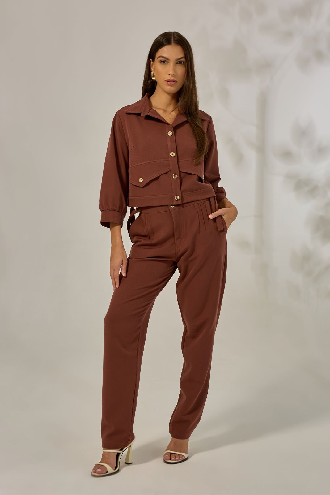 Conjunto de Calça e Jaqueta Curta Marrom 