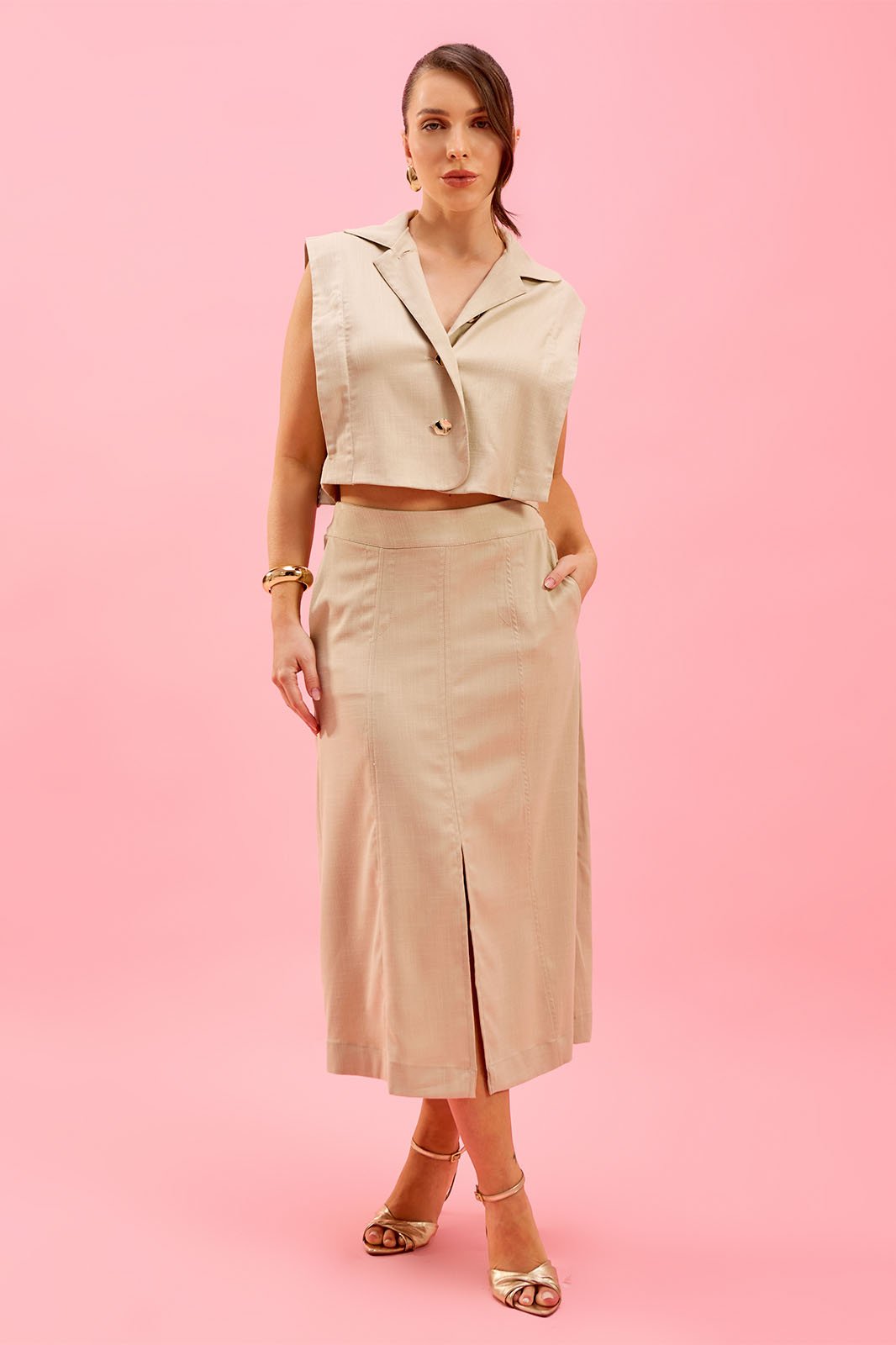 Conjunto de Saia Midi e Colete Cropped Bege 