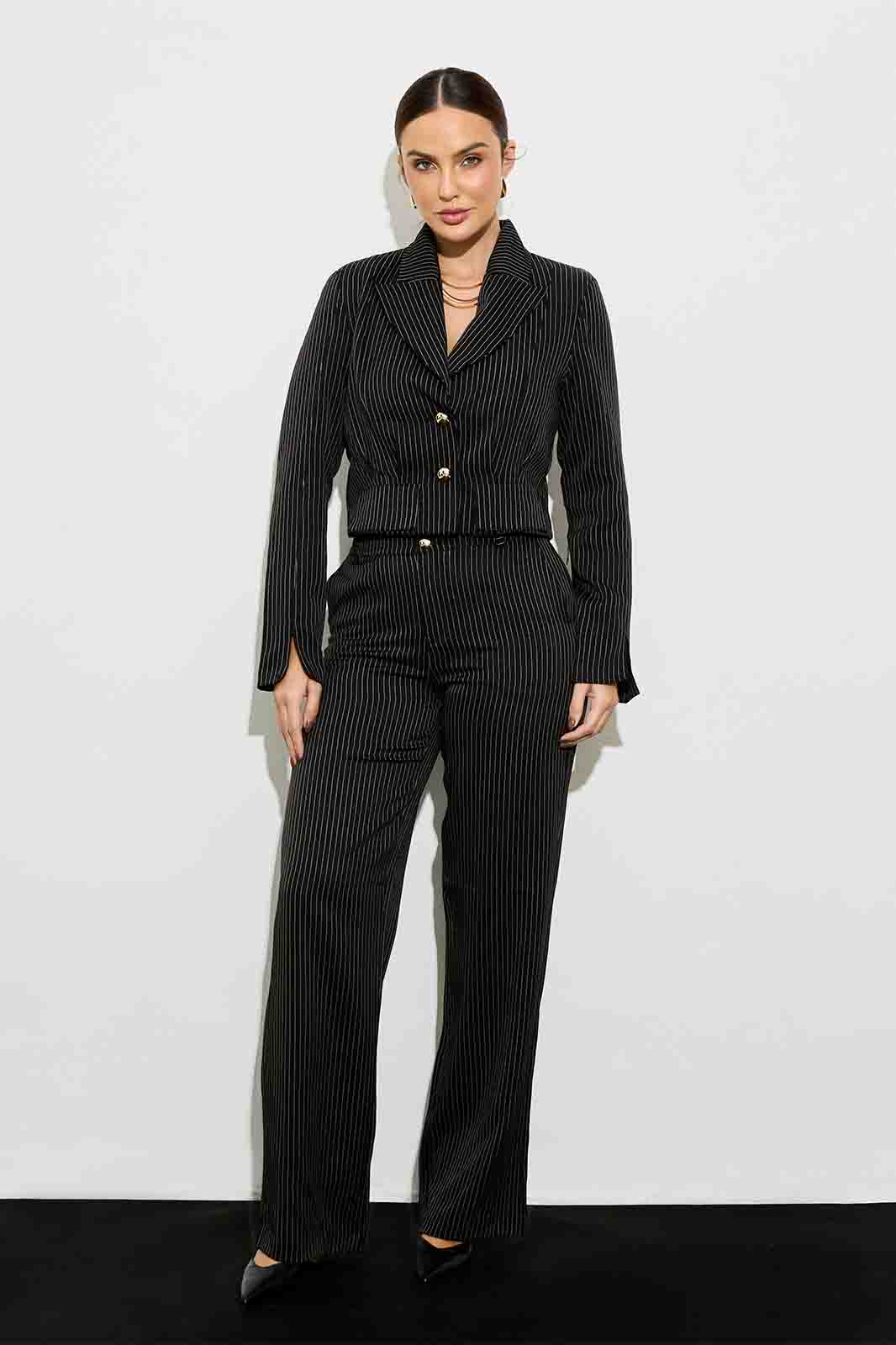 Conjunto de Calça e Blazer Curto Risca de Giz 