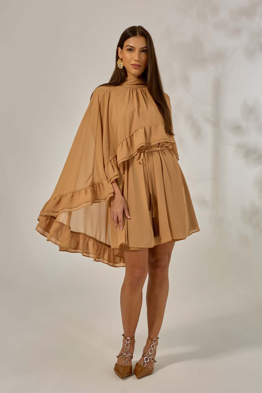 Vestido Curto com Sobreposição de Babados Caramelo