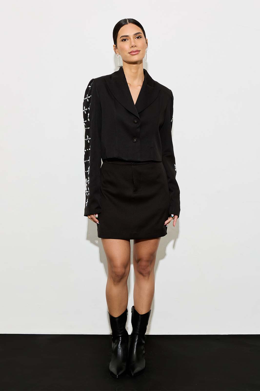 Conjunto de Saia e Blazer Cropped Preto 