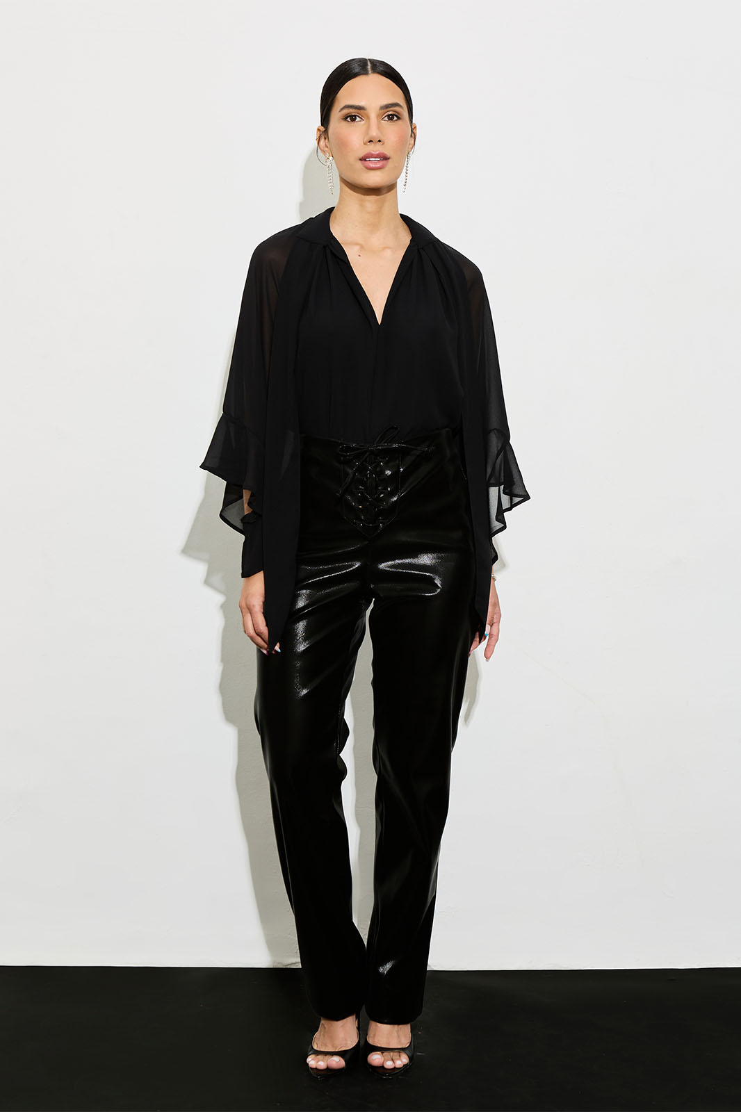 Conjunto de Calça em Couro e Blusa Preta 