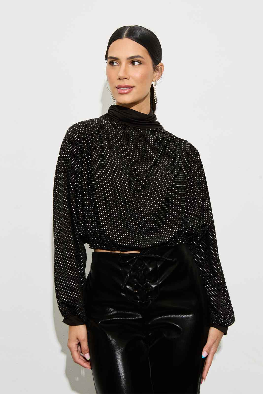 Blusa Gola Alta Preta Brilhante 