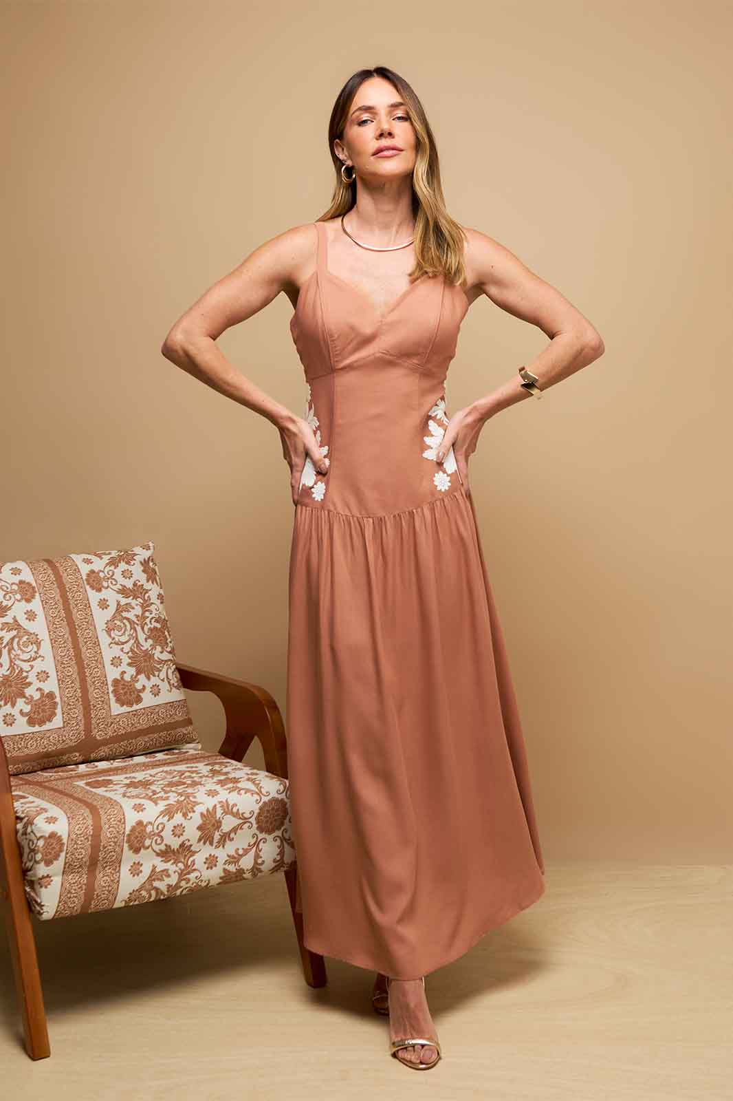 Vestido Longo com Bordado Lateral Mocha Mousse