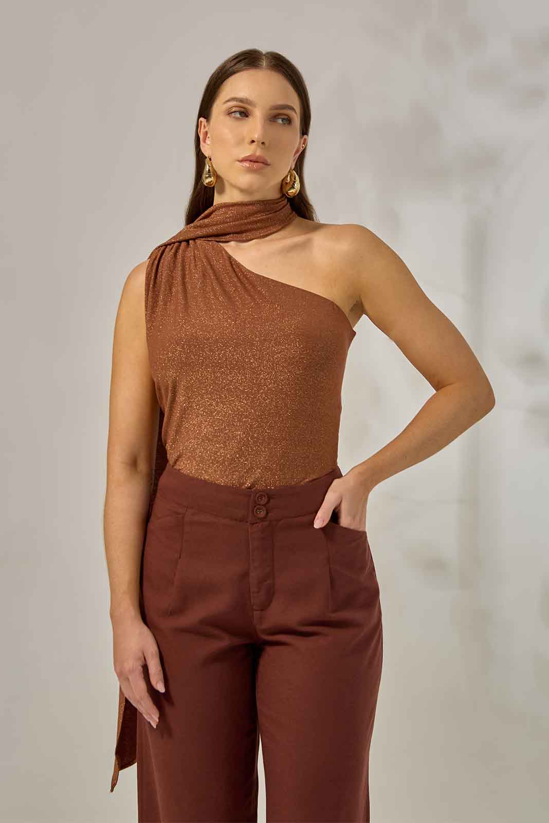 Blusa ombro único com brilho marrom