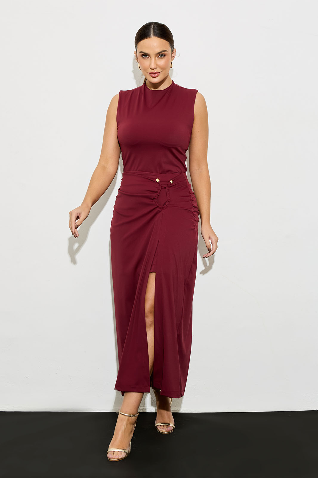 Conjunto de Saia Mídi e Blusa Gola Alta Vinho