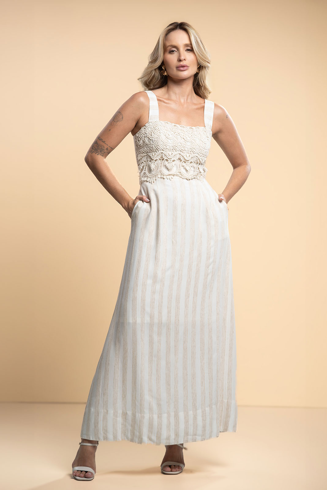 Vestido Longo Aplicação em Renda Off White 