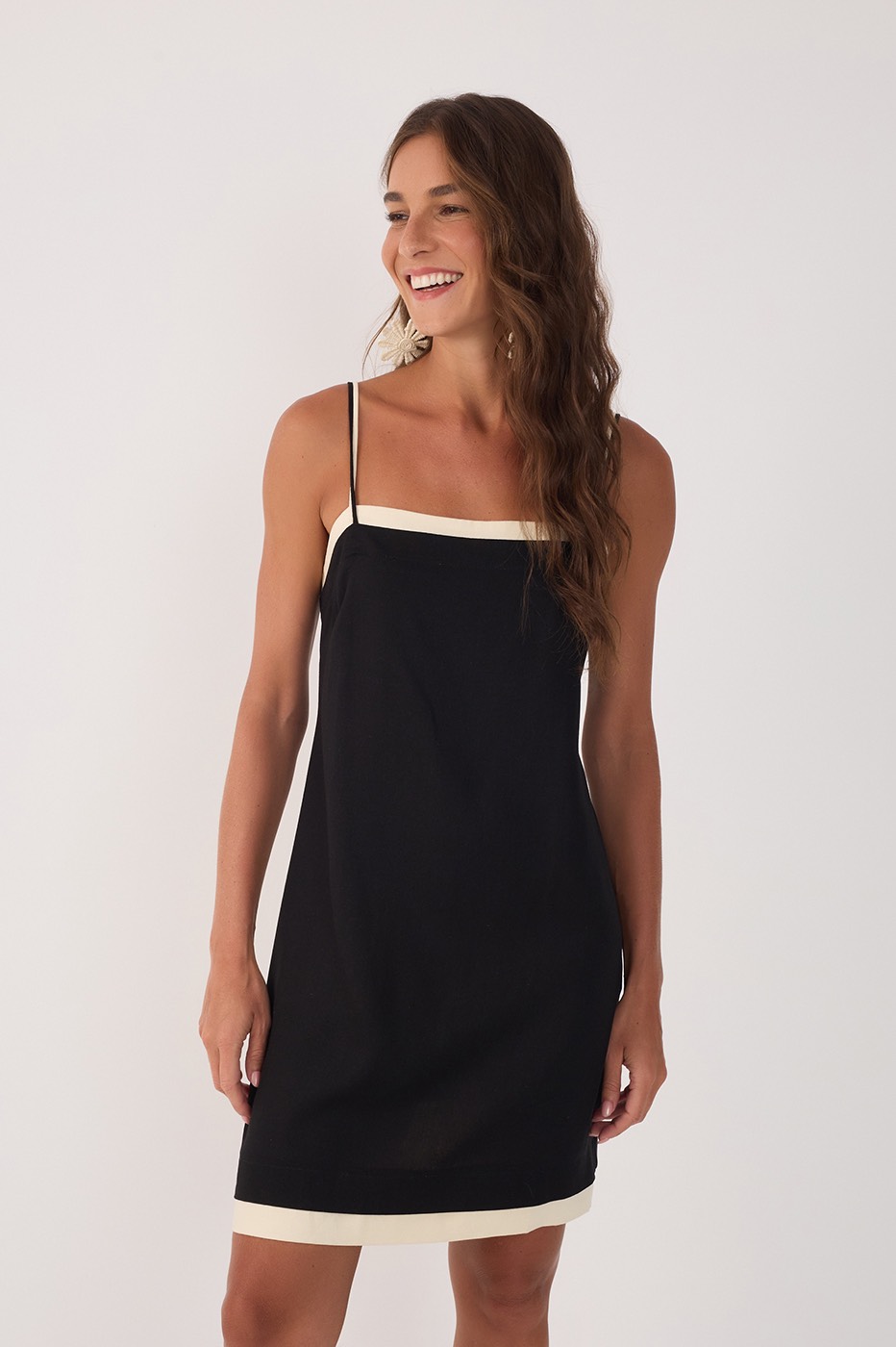 VESTIDO CURTO LINHO SOBREPOSTO PRETO