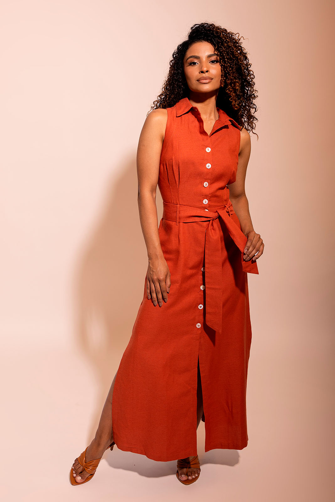 Vestido Midi com Abotoamento Frontal Cavado Ferrugem