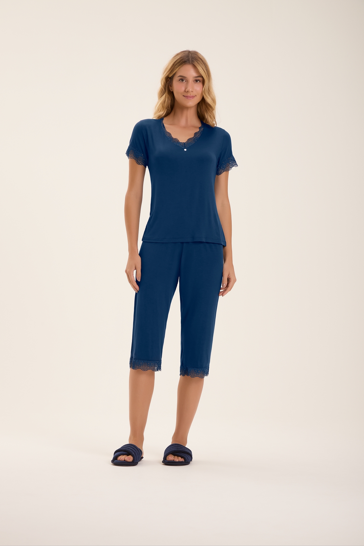 PIJAMA FEMININO MANGA CURTA E CALÇA CAPRI AZUL MARINHO - COR COM AMOR