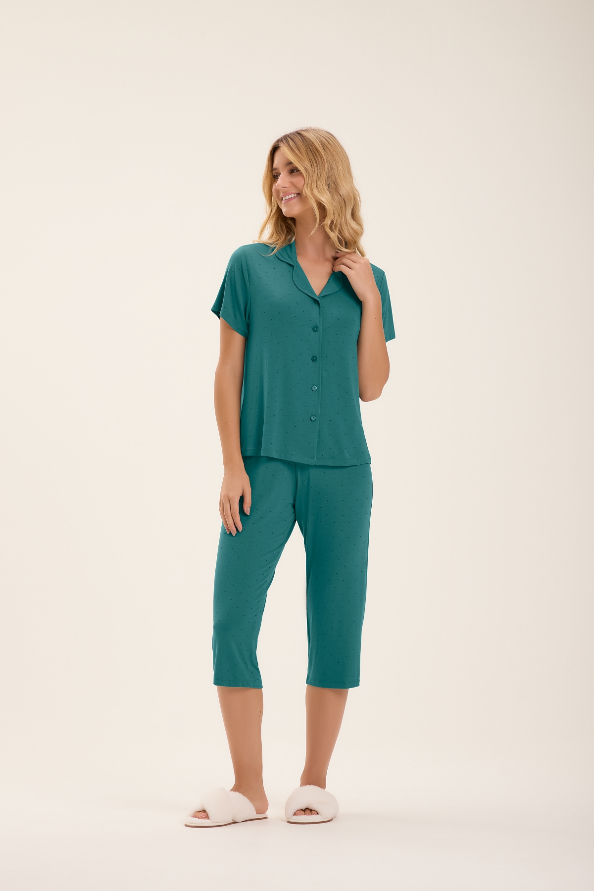 PIJAMA FEMININO COM BOTÕES E CALÇA CAPRI VERDE - COR COM AMOR