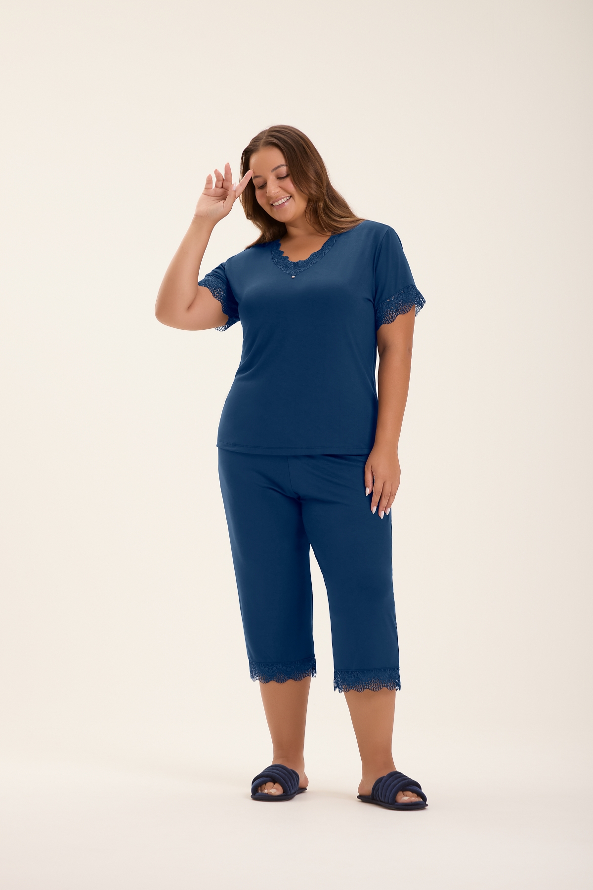 PIJAMA FEMININO MANGA CURTA E CALÇA CAPRI AZUL MARINHO PLUS SIZE - COR COM AMOR