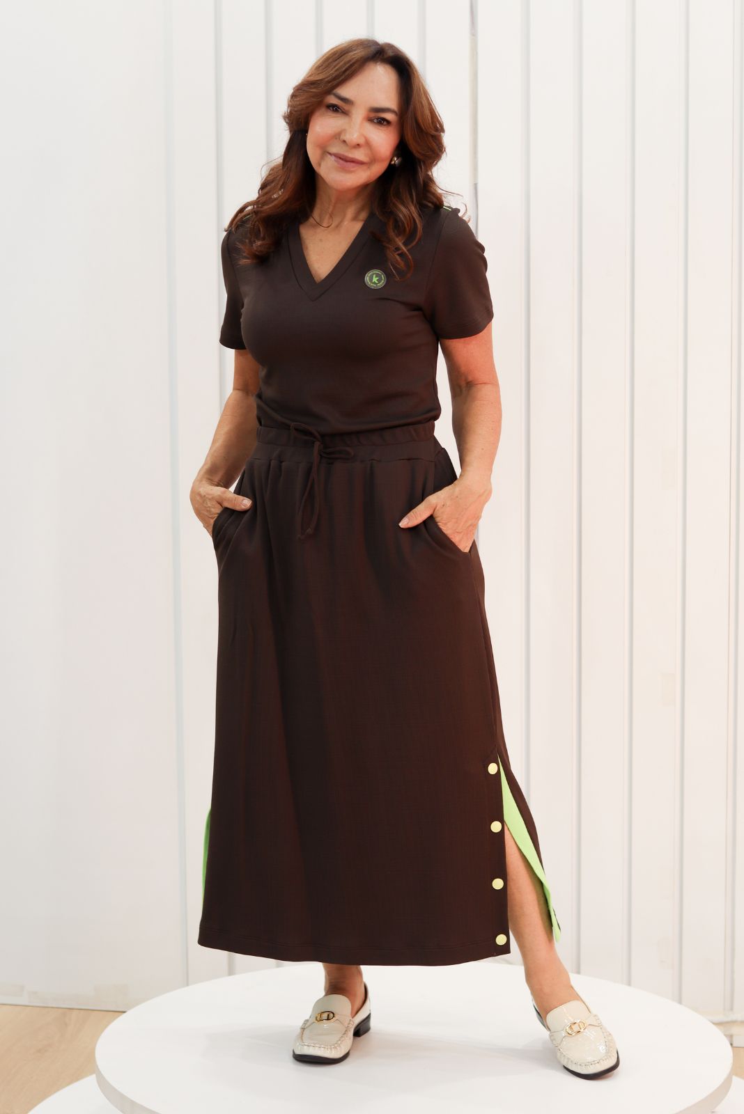 Conjunto de Saia com Fenda Lateral e Blusa Marrom