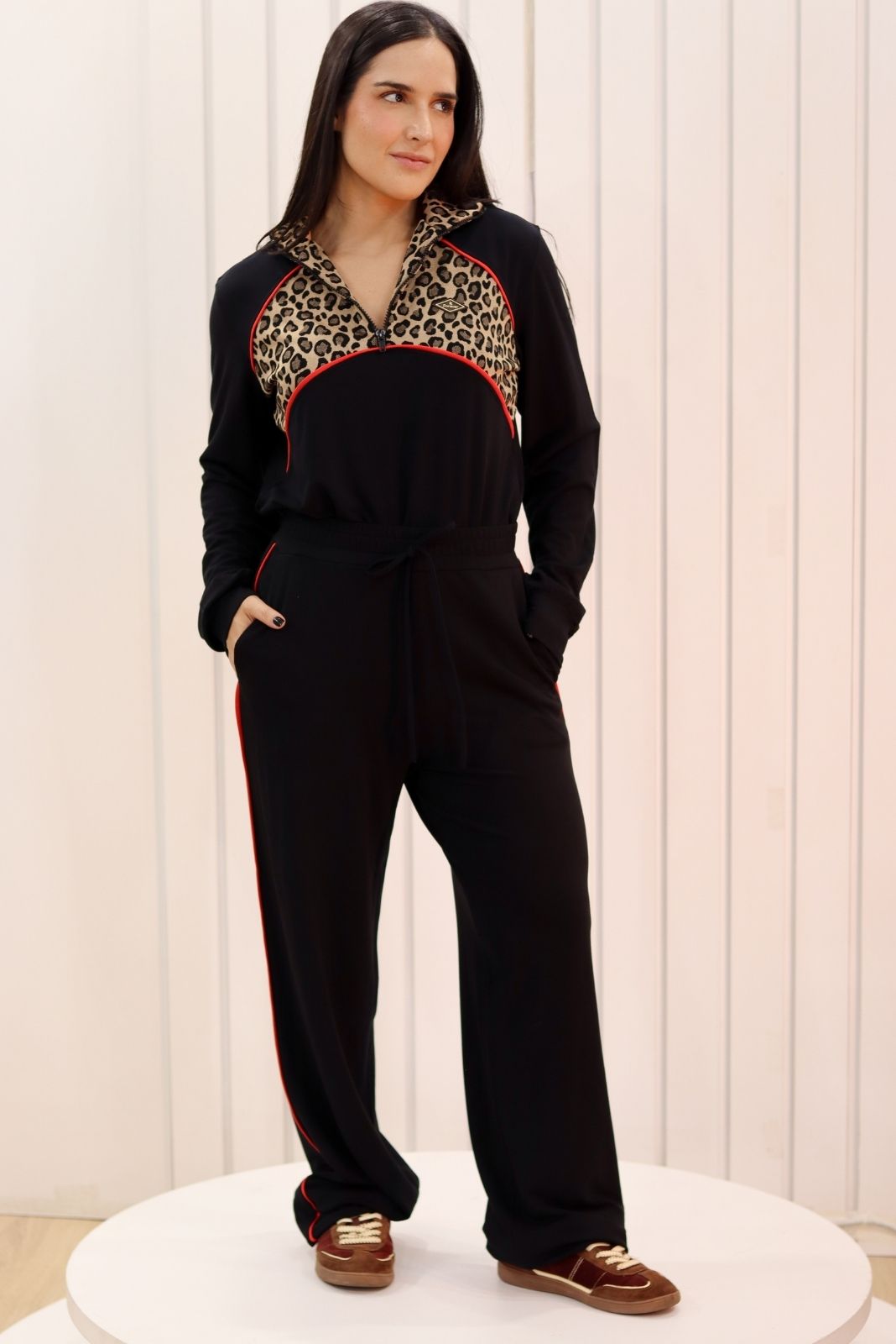 Conjunto Preto de Calça e Blusa em Animal Print