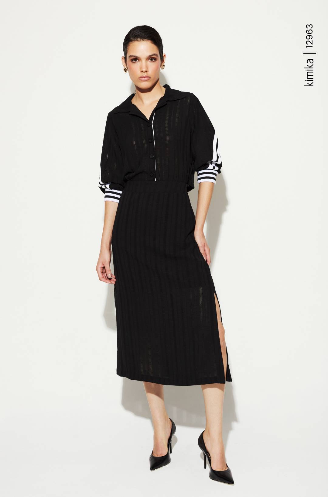 VESTIDO MIDI PRETO COM LISTRAS BRANCAS NAS LATERAIS