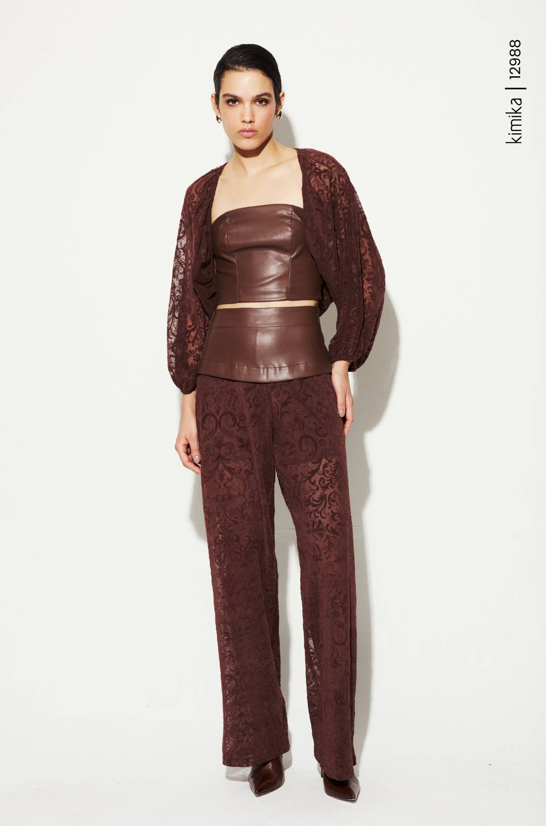 CONJUNTO DE CALÇA E CROPPED MARROM DE RENDA E COURO ECO