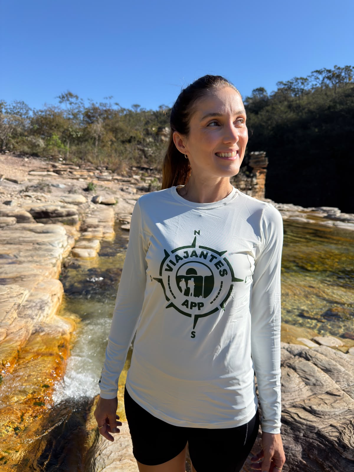 Camiseta Proteção UV 50+ | Viajantes APP| Feminina | Branco