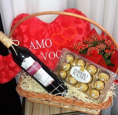 Cesta vinho e pelucia 