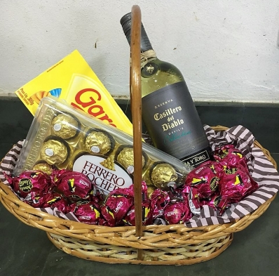 Cesta de Vinho e chocolates