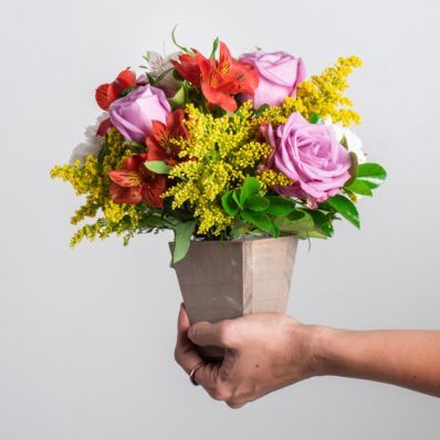 Arranjo Bicolor de Rosas e Astromélias