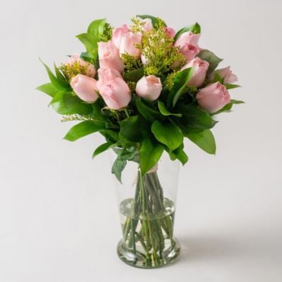 Arranjo de 18 Rosas Rosadas e Folhagens em Vaso