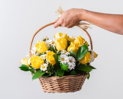Cesta com Rosas e Margaridas Amarelas e Brancas