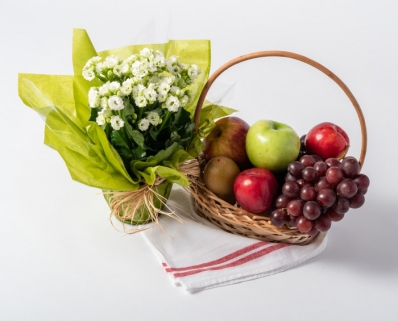 Cesta Pequena de Frutas e Flores