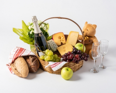 Cesta Grande de Frutas, Queijos, Pães, Espumante, Flores e Pelúcia