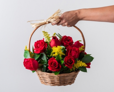 Cesta com 15 Rosas Vermelhas