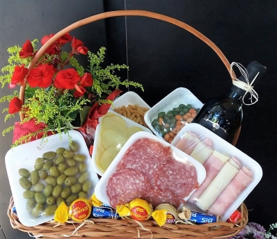 Cesta de Aperitivo, Chocolates, Vinho e Begônia