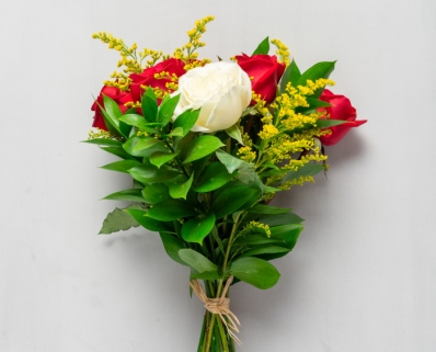 Buquê com 10 Rosas Brancas e Vermelhas 