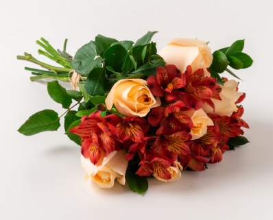 Buquê de Rosas e Alstromérias em Tons laranja e chá