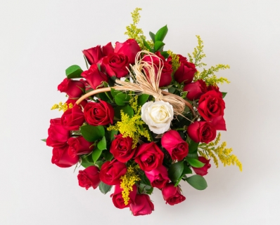 Cesta com 39 Rosas Vermelhas e 1 Rosa Solitária de Outra Cor