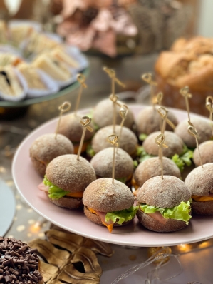 Sanduíche de lombinho com pão australiano