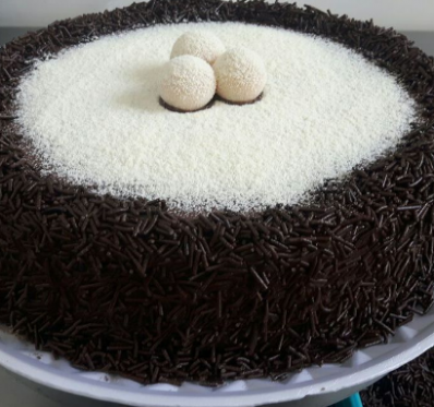 Bolo ChocomB Recheado com Brigadeiro de Leite Ninho