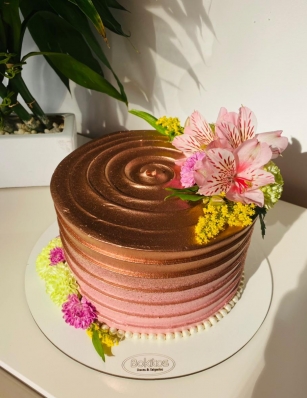 Bolos Decorados com Flores Naturais