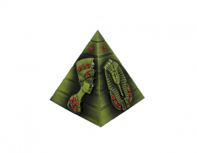 Pirâmide decorativa de metal cofre 13.50 cm verde com pedras azuis