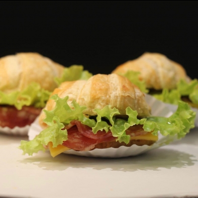 Sanduiche Croissant Salame Italiano