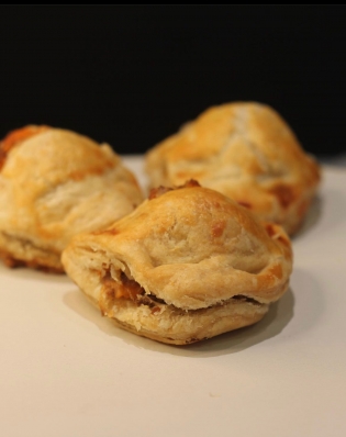 Folhado Carne com Cheddar