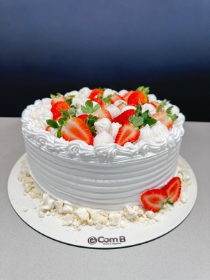 Bolo Morango com Suspiro e Chantilly 