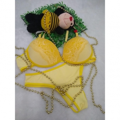 CONJUNTO CALCINHA E SUTIÃ COM DETALHES EM RENDA NOS SEIOS AMARELO