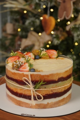 Bolo Pistache com Ninho e Frutas Vermelhas