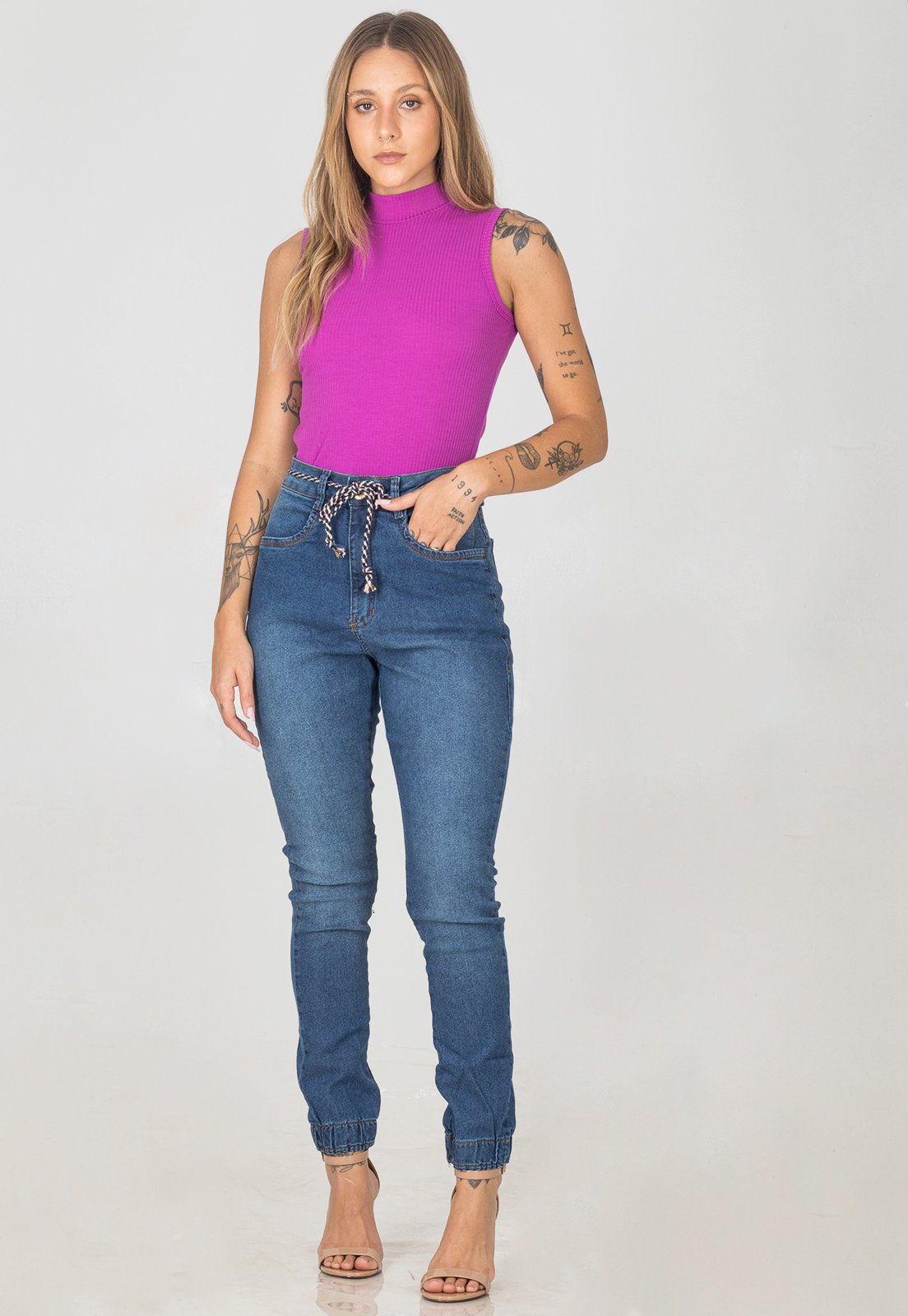 Calça Jeans Jogger Feminina Com Cinto Trançado Casual