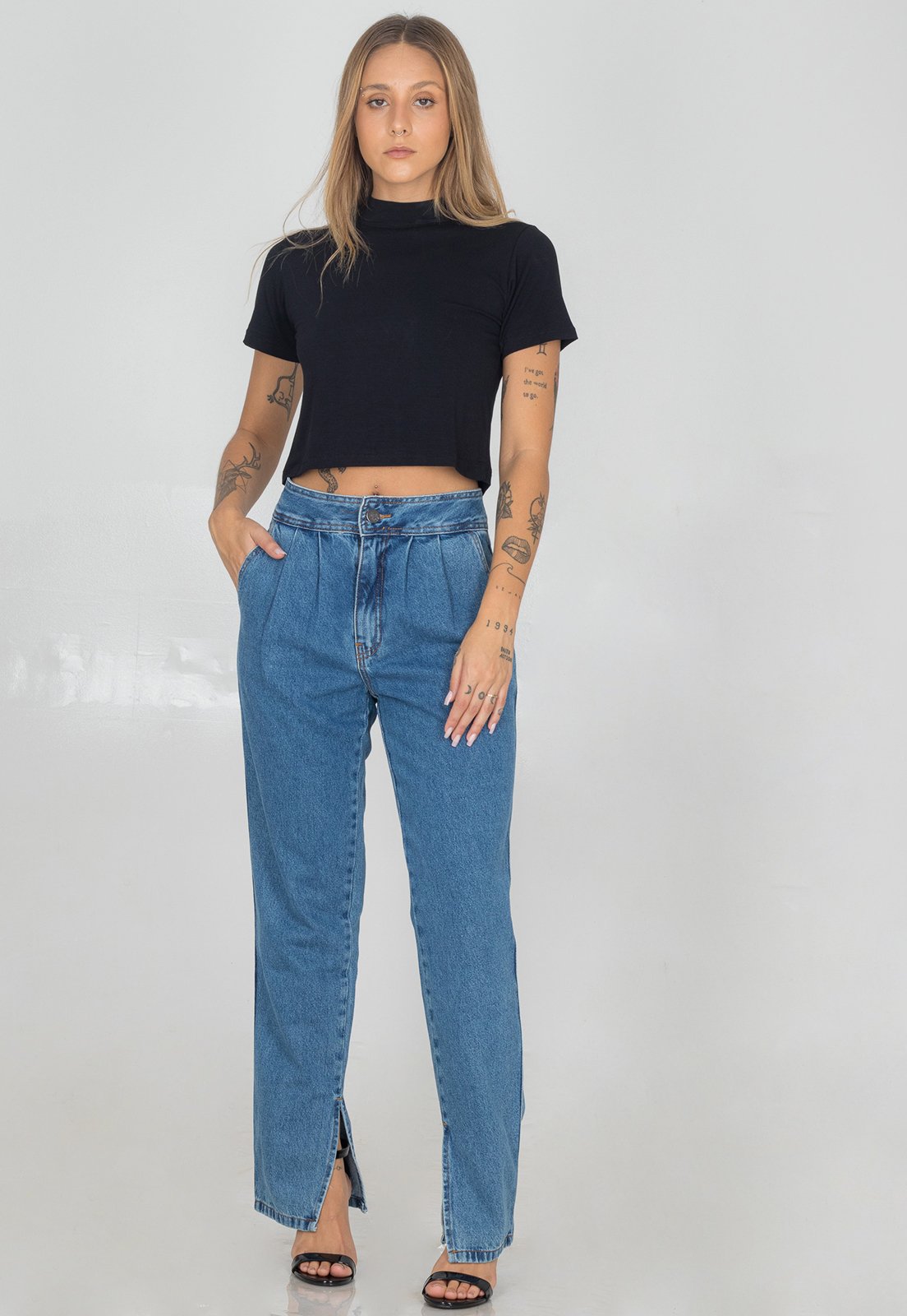 Calça Jeans Mom Feminina Com Pregas Cintura Alta Bolsos